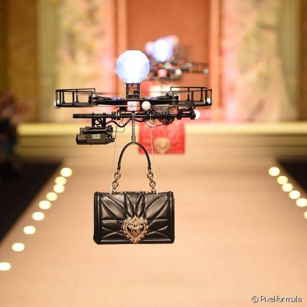 Os drones foram uma das novidades de Dolce & Gabbana! Eles foram os responsáveis por levarem as bolsas durante o desfile (Foto: Pixelformula)